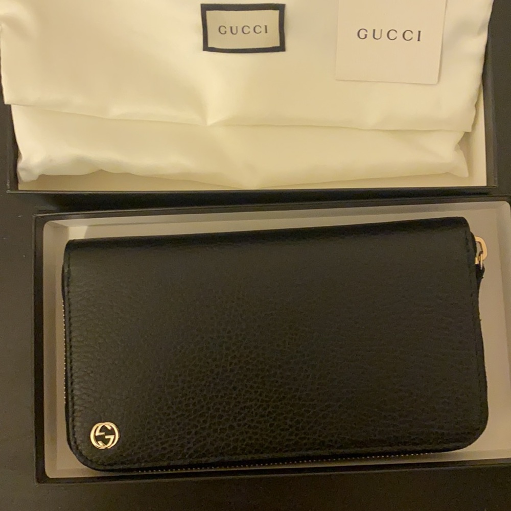 NWT: LEATHER GUCCI WALLET